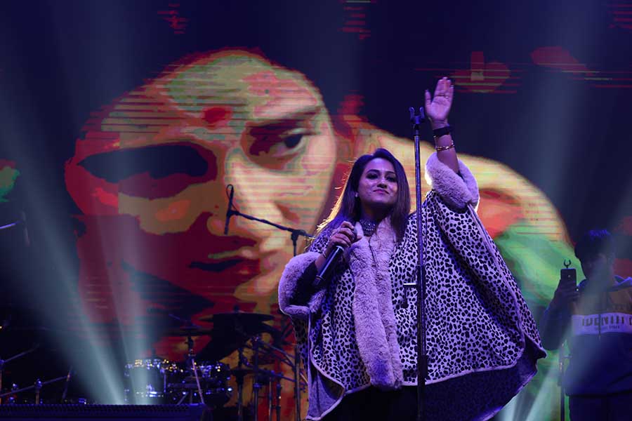 Ikkshita Mukherjee enthralled the audience with her performance and dropped winter fashion pointers, sporting a leopard print poncho accessorised with oxidised jewellery