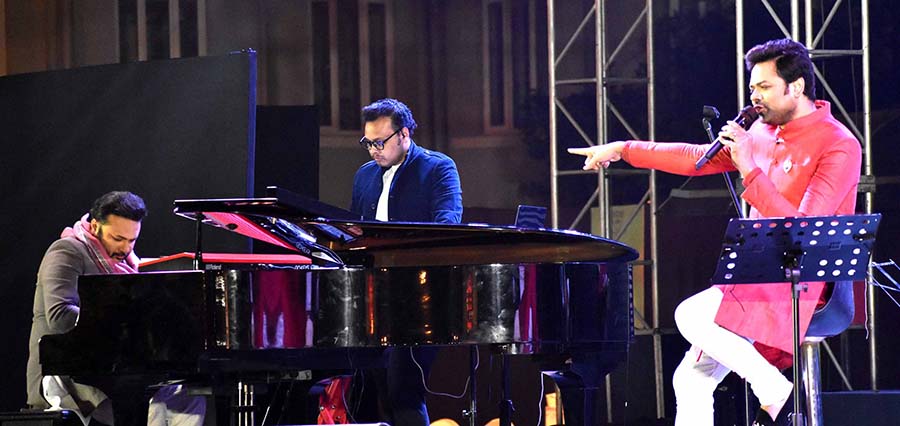 The celebrations wrapped up with a concert by pianist Sourendro Mullick and vocalist Soumyojit Das. While the attendees were first enjoying themselves in their seats, eventually, they all got up on the dance floor to shake a leg