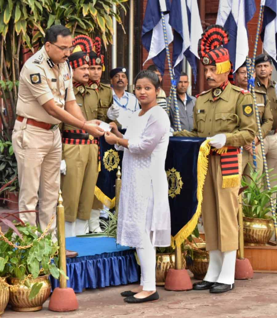 Commissioner of Police Vineet Goyal, distributed certificates and driving licenses to successful female trainees under the Kiran Project at Lalbazar  
