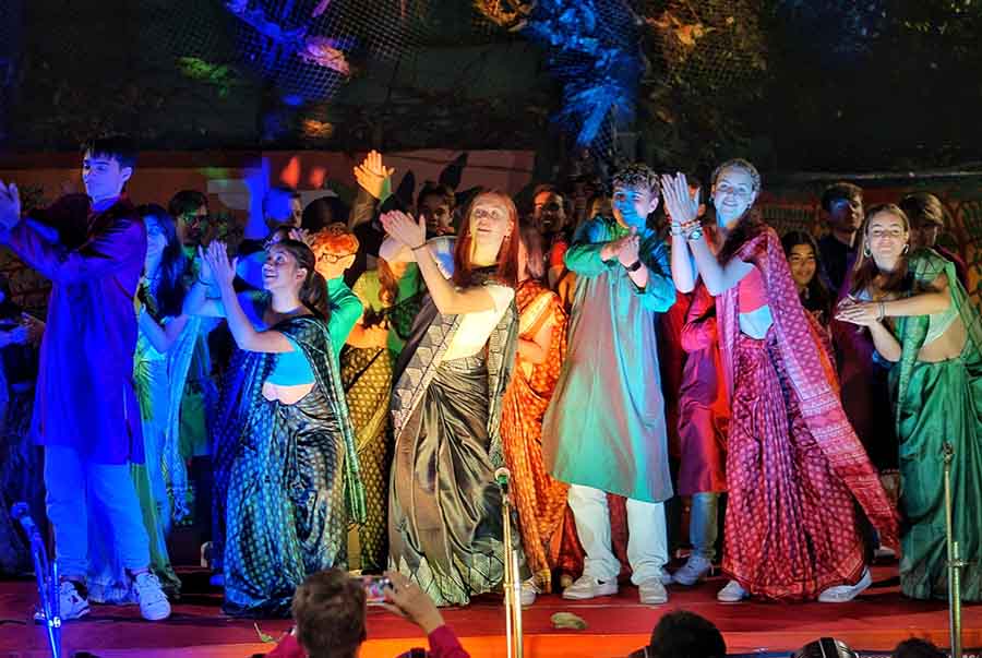 Students from Alfrink College, the Netherlands, culminated their Kolkata visit with a completely desi performance to ‘Sauda Khara Khara’, with their friends from Jungle Crows and Future Hope 