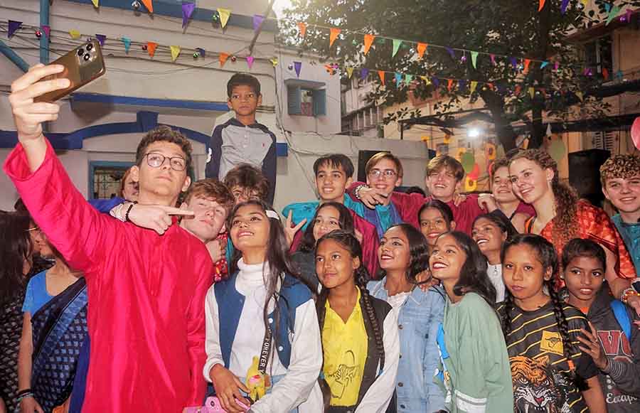 The happy group commemorated the performance with a celebratory groupfie. “Over the 10 days that we have spent in Kolkata, we have gotten to learn so much through our cultural differences. There is a lot of joy in the city, and people are very welcoming,” said Mirza Hasanbegovic, one of the students
