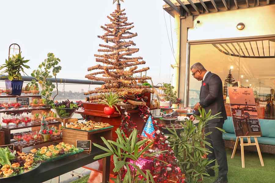Polo Floatel is all decked up for Christmas as it hosted a pre-Christmas lunch and dinner buffet with live music on Wednesday