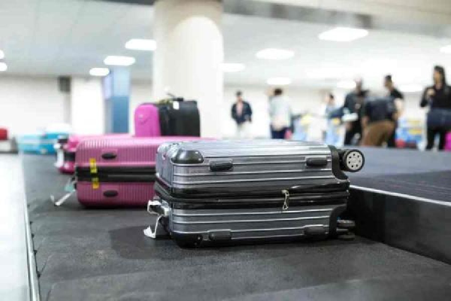 Lady carry backpack & hand luggage, walking on jet bridge (jetway, jetwalk,  airgate, gangway, aerobridge/airbridge, skybridge, airtube, or passenger b  Stock Photo - Alamy