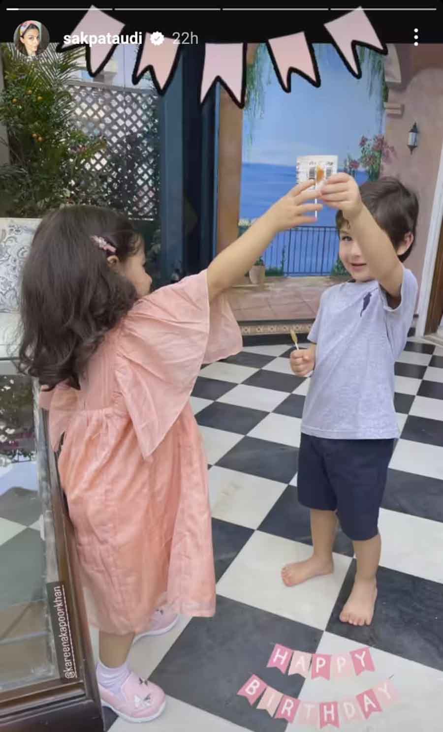 Soha Ali Khan's daughter Inaaya and Taimur were clicked while playing with lollipops.