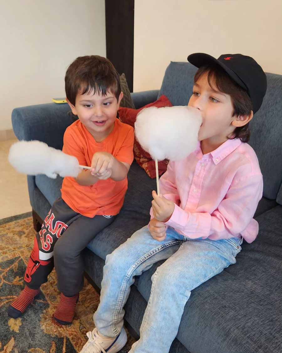 Jeh and Taimur were caught enjoying cotton candies.