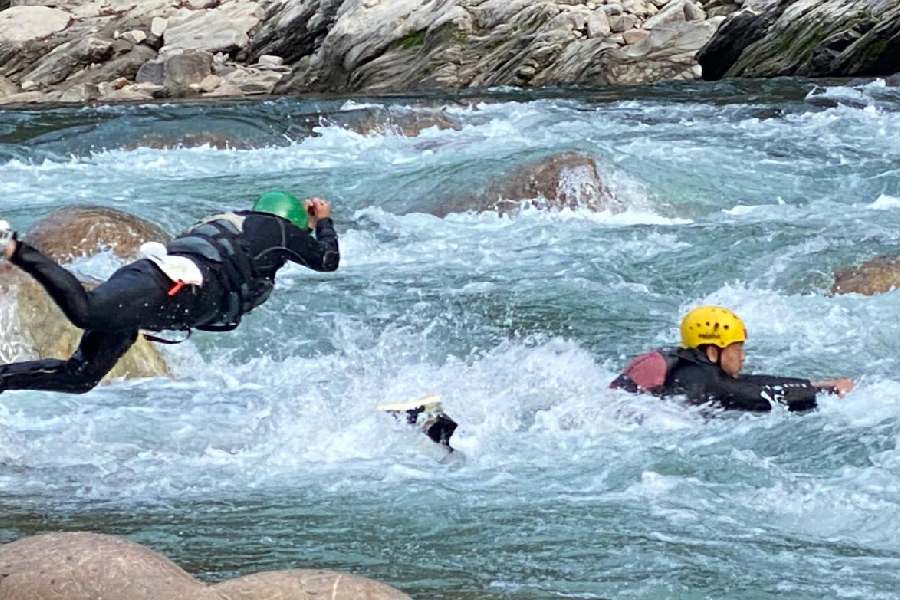 Natural calamity  Global edge to rescue volunteer training: Nepal river  site, US expertise for Kalimpong team - Telegraph India