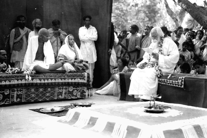 Mahatma Gandhi and Kasturba Gandhi at a reception given by Rabindranath Tagore in Santiniketan in 1940.