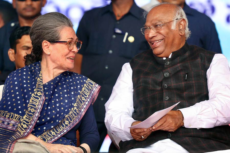 Congress | Will decide at appropriate time if Sonia Gandhi, Mallikarjun Kharge  will attend Ram temple consecration: Congress - Telegraph India