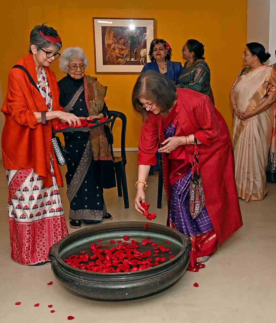 The inauguration of the exhibition saw Rakhi Sarkar, director and curator of CIMA, Pratiti Basu Sarkar, chief administrator of CIMA, and all the artists present sprinkling rose petals on water. ‘CIMA believes that the artists are the representatives of the art world. They are the celebrities as far as CIMA is concerned. Therefore, we will always have our opening with all of you and with all the distinguished members of the art faculty,’ said Rakhi Sarkar