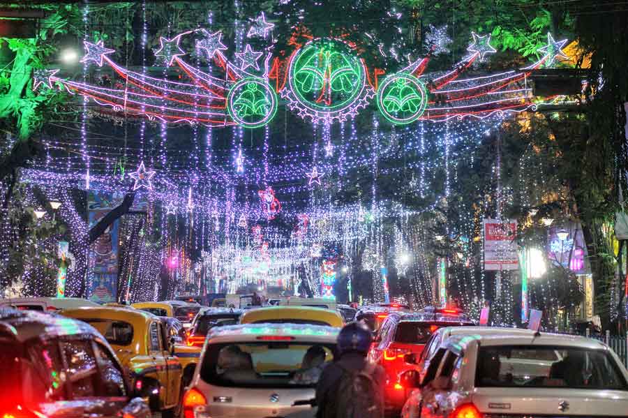 From the moment CM Mamata Banerjee inaugurated the carnival on Thursday, December 21, cars flooded Park Street to enjoy the lights. Kudos must be given to Kolkata Police for efficiently managing traffic!