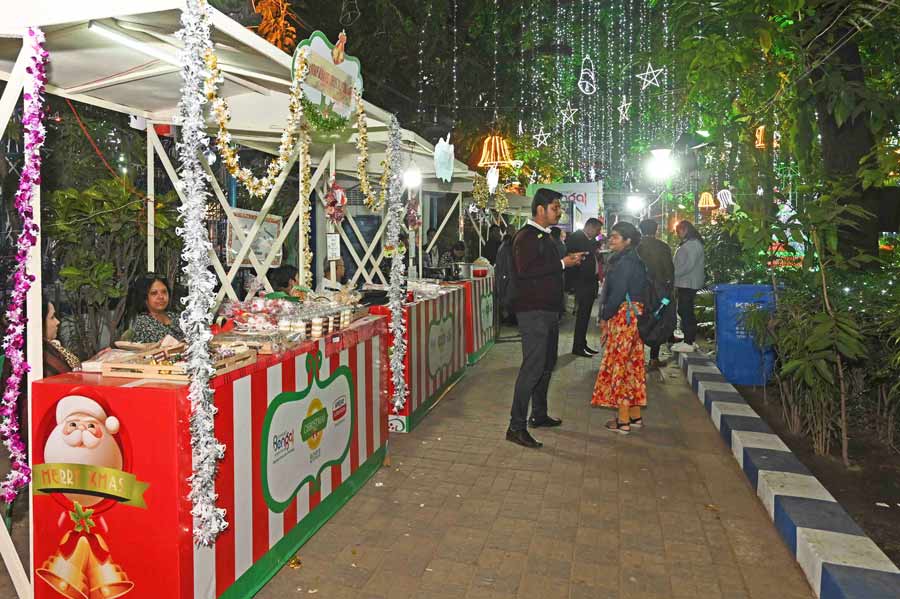 One of the many attractions of the Kolkata Christmas Carnival are the little stalls selling baked goods and knick-knacks — from decorative candles to baked cookies and Christmas-themed souvenirs, the stalls at Allen Park have a host of gifting options