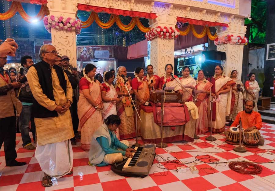 The Chandi Mela has transformed into a tradition for the Sabarna Roychowdhurys, which is continuing for over two centuries. This cultural legacy was initiated by Mahesh Chandra Roychowdhury in 1792