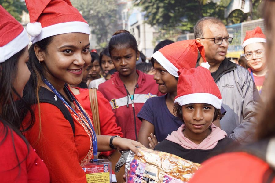 Students of the Department of Journalism and Mass Communication (PG) & Applied Psychology (PG) of Women’s College, Kolkata distributed Christmas gifts and sweets to the not-so lucky ones. Former and current students along with faculty members contributed for this noble cause