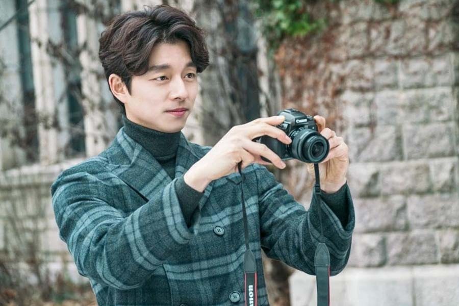Usually known for his trench coats, here’s Goblin star Gong Yoo flaunting a green chequered tweed coat over a turtleneck, which is perfect for this time of the year. You can watch Goblin on Viki.