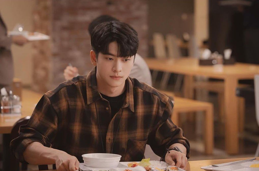 If plaid shirts and simple tees are your style, check out Kang Tae-oh’s look in Netflix’s Extraordinary Attorney Woo (2022).