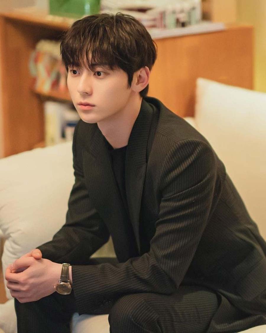 My Lovely Liar (2023) star Hwang Min-hyun’s pinstriped pantsuit might be your go-to outfit for office parties if black is your colour. This K-drama is streaming on Viki.