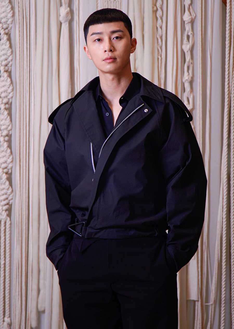 Park Seo-joon’s edgy street fashion is worth a try if you’ve been a fan of Itaewon Class (2020) on Netflix and also if you feel lazy to dress up for Christmas parties. 