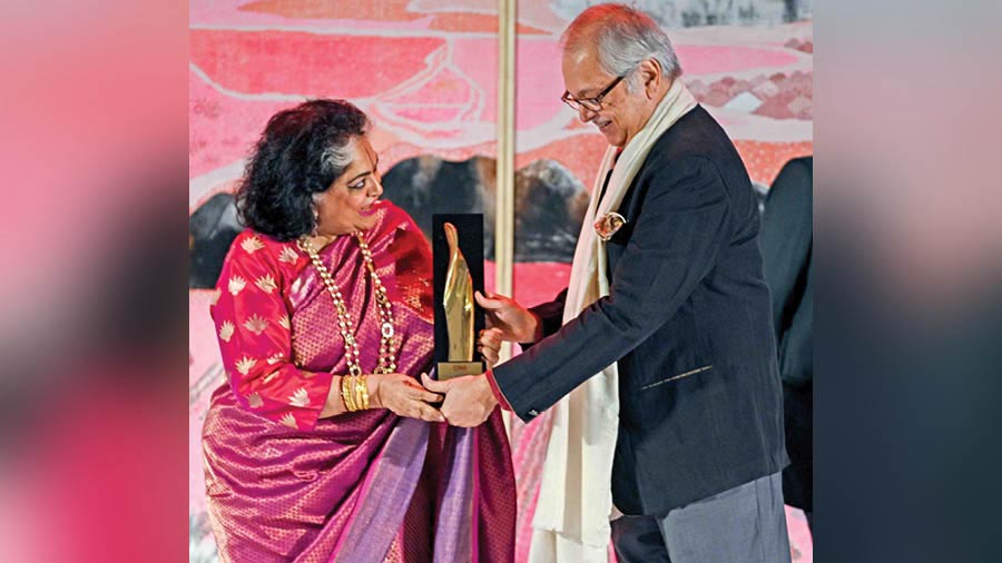 Dr. Alka Pande receiving the award from Dr. Rudrangshu Mukherjee