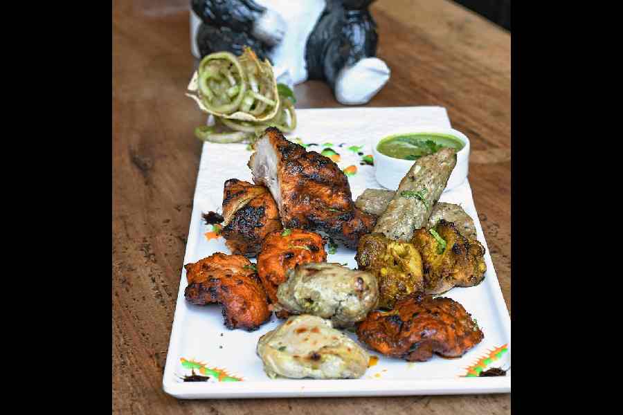 Tandoori-e-Darbar served with an in-house green chutney is a filling chicken platter that comprises delicacies like Chicken Malai Tikka, Gondhoraj Fish Tikka, Chicken Afghani Tikka and Chicken Seekh Kebab