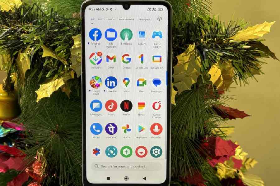The budget phone comes with an efficient processor but there is some degree of unnecessary apps and games
