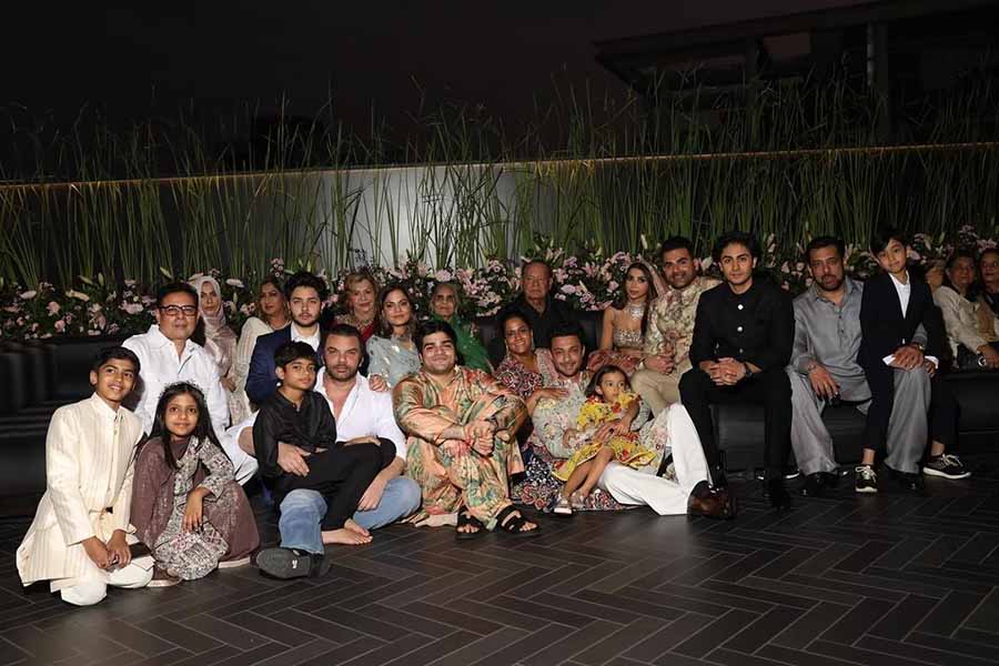 The newlyweds, who met on the sets of Arbaaz’s latest film Patna Shukla,  struck a pose with the entire Khan family.  