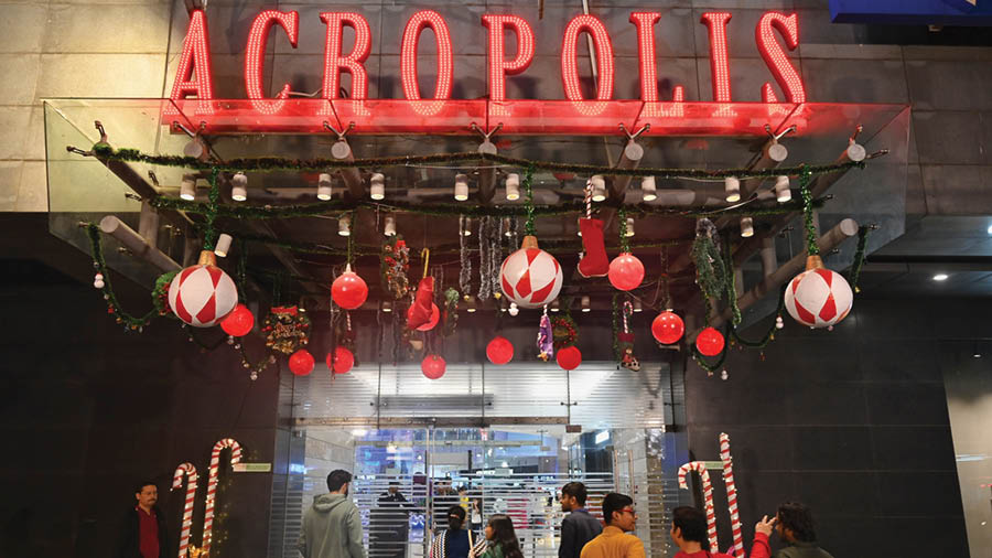 One of south Kolkata’s popular shopping destinations, Acropolis Mall has transformed into this ‘fairyland’ during Christmas, welcoming visitors with festive decor and ambience. The mall is also hosting a plethora of children’s activities as part of its grand carnival