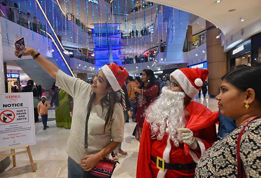 The mall also had its very own Santa, who was happy to click pictures with those who wanted a quick selfie. The bearded man in red distributed chocolates from his bag, bringing smiles to the faces of the little ones present there