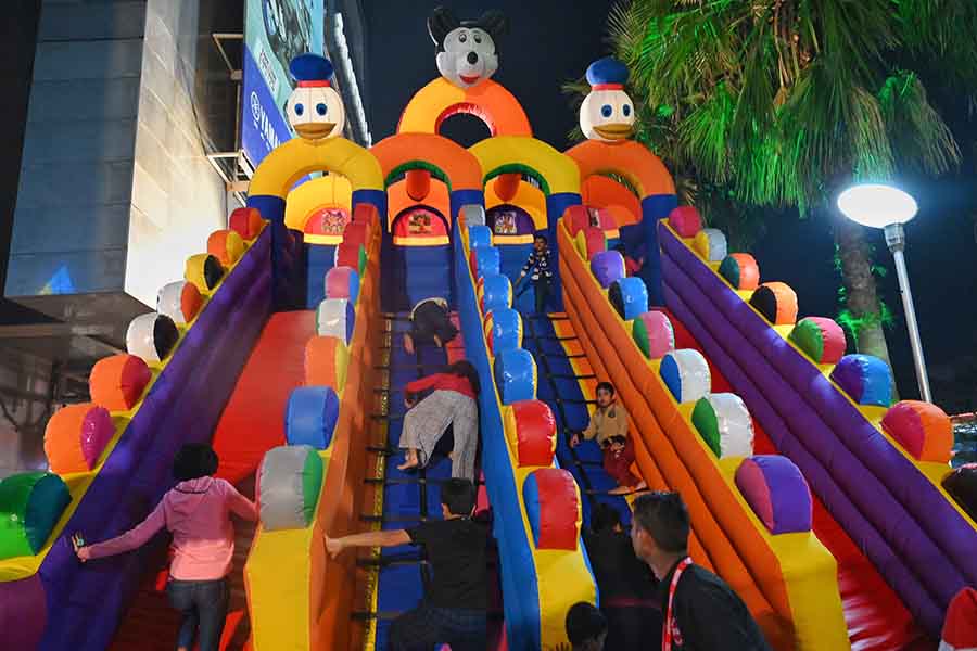 While Simbaa Play Zone turned out to be a hit with the kids, there was even more excitement added to the holiday season with a special bouncy castle set up at the mall. A small trampoline was also there, giving children a chance to jump with joy