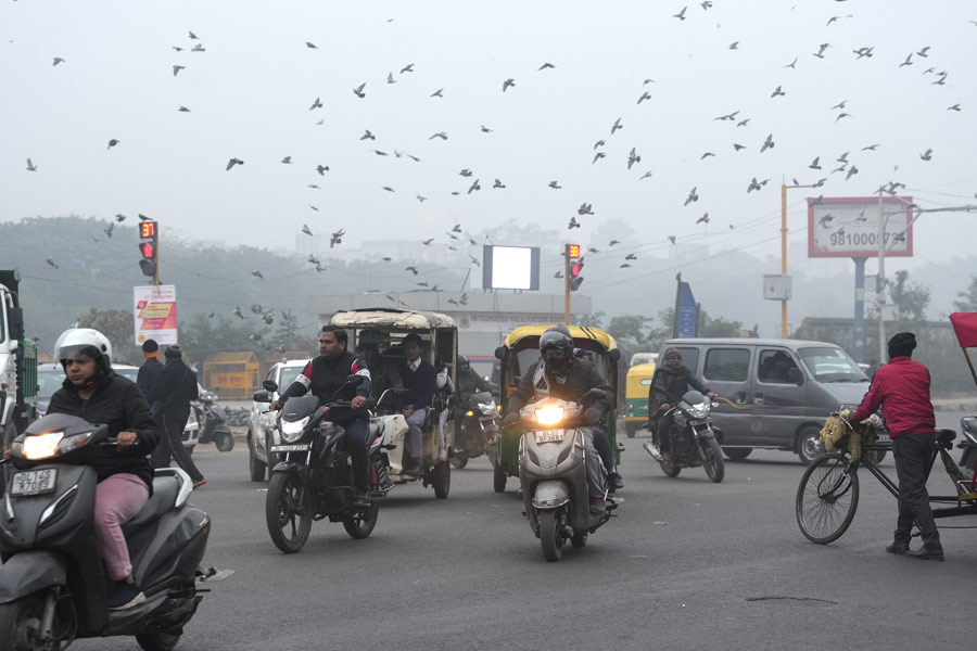 Bad Weather | Low Visibility Hits Many Parts Of Delhi Amid Dense Fog ...