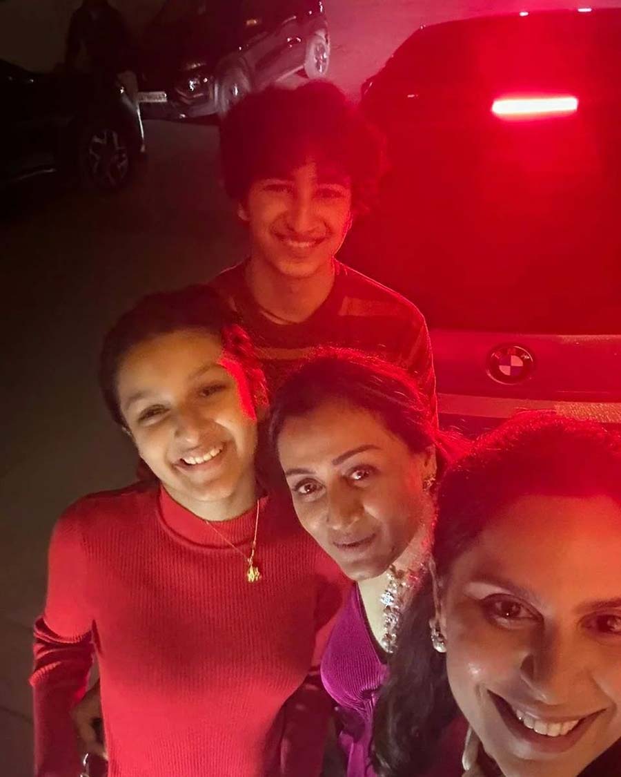 Namrata dropped a selfie with daughter Sitara and son Gautam Ghattamaneni.