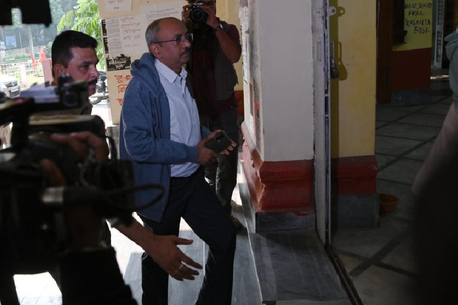 Jadavpur University’s officiating vice-chancellor Buddhadeb Sau enters Aurobindo Bhavan, which houses the VC’s office, on Wednesday.
