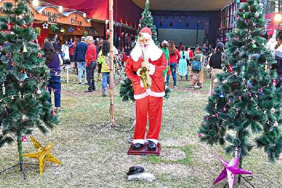 Traditional decorations such as Christmas trees and a Santa Claus playing the saxophone greeted guests as they stepped into the club lawn on Christmas Day