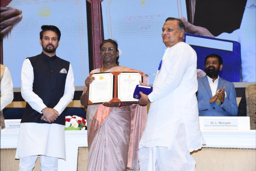 Purbachal resident Anjan Bose of Aurora Film Corporation receives the National Award for his production 'Mon Potongo' from President Draupadi Murmu
