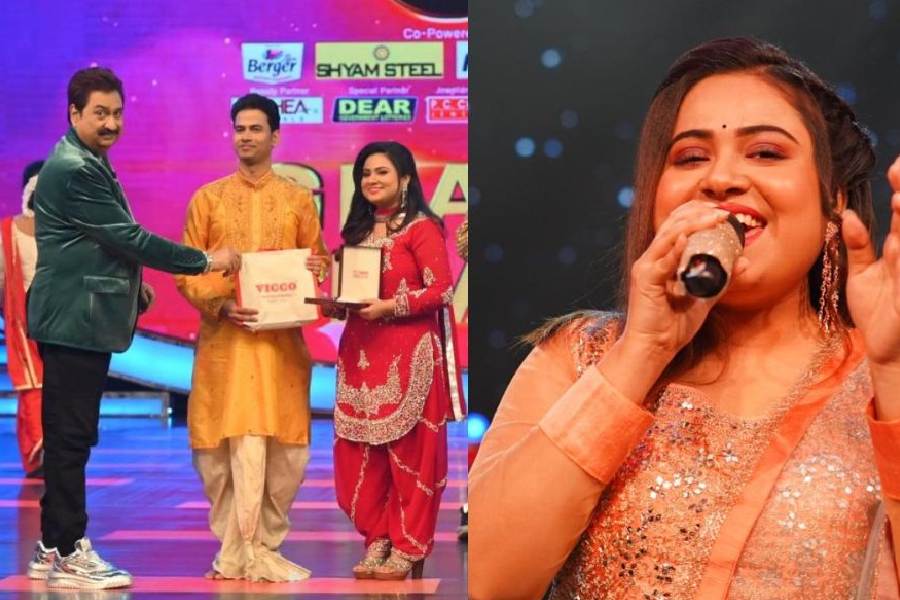 Ashmita Kar, Zee Bangla Sa Re Ga Ma Pa joint winner with Padmapalash Haldar, gets the certificate from Kumar Sanu (left); Ashmita Kar of New Town 