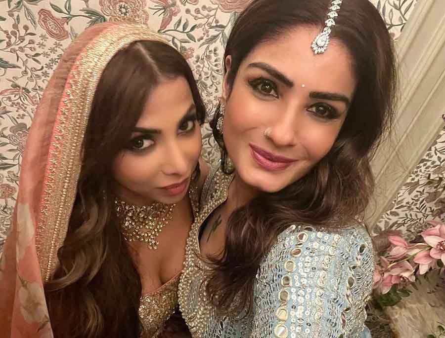 Raveena posed for a selfie with Sshura. “Happiness and love always… @arbaazkhanofficial and @sshurakhan ! Godbless,” she captioned her post.