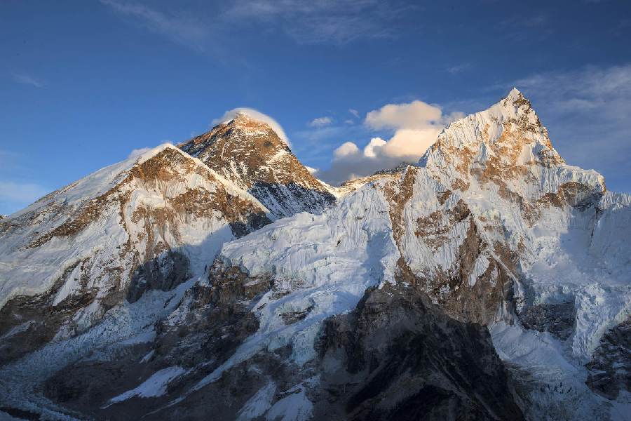 Snowy Mount Everest Art Desktop Wallpaper - Everest Wallpaper 4K