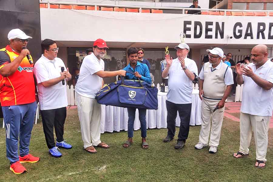 Following the end of the match, which was a combined effort by Bengal Heritage Foundation, a UK-based charity; the British Council, the British Deputy High Commission Kolkata and the Indo-British Scholars’ Association (IBSA), two full cricket kits were handed over to two promising individuals representing Bengal at the under-19 level. Priyanshu Patel and Rahul Prasad were the recipients of the kits, which were collected by their family members, since both cricketers were in Patiala for an under-19 game