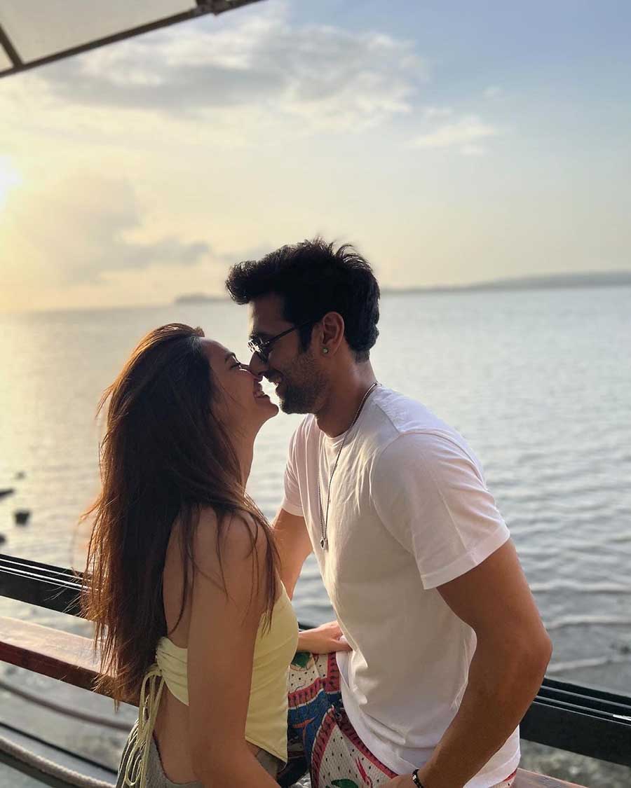 Pulkit and Kriti, who started dating each other in 2019, pose for a romantic picture together against the backdrop of an ocean.