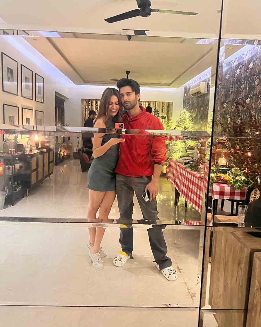 Kriti dropped a mirror selfie with the Fukrey actor who looked dapper in a red shirt and white crocs.
