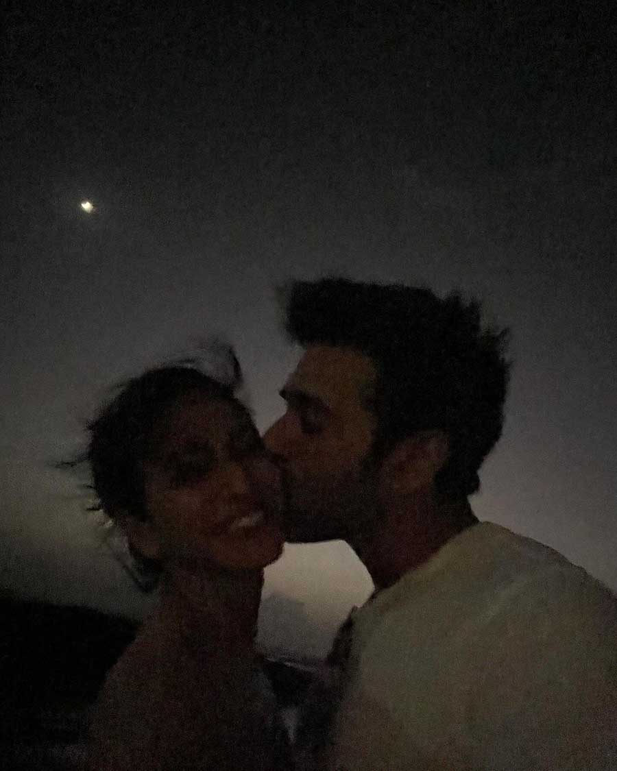 Pulkit plants a kiss on Kriti’s cheek. 
