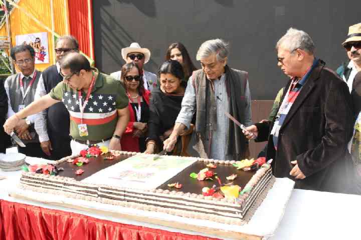 The chief guest of the carnival, filmmaker Sandip Ray, cut a cake surrounded by his wife Lolita, club president Avijit Ghosh (right) and members of the organising committee, after which colourful balloons were released to mark the start of the day’s festivities.