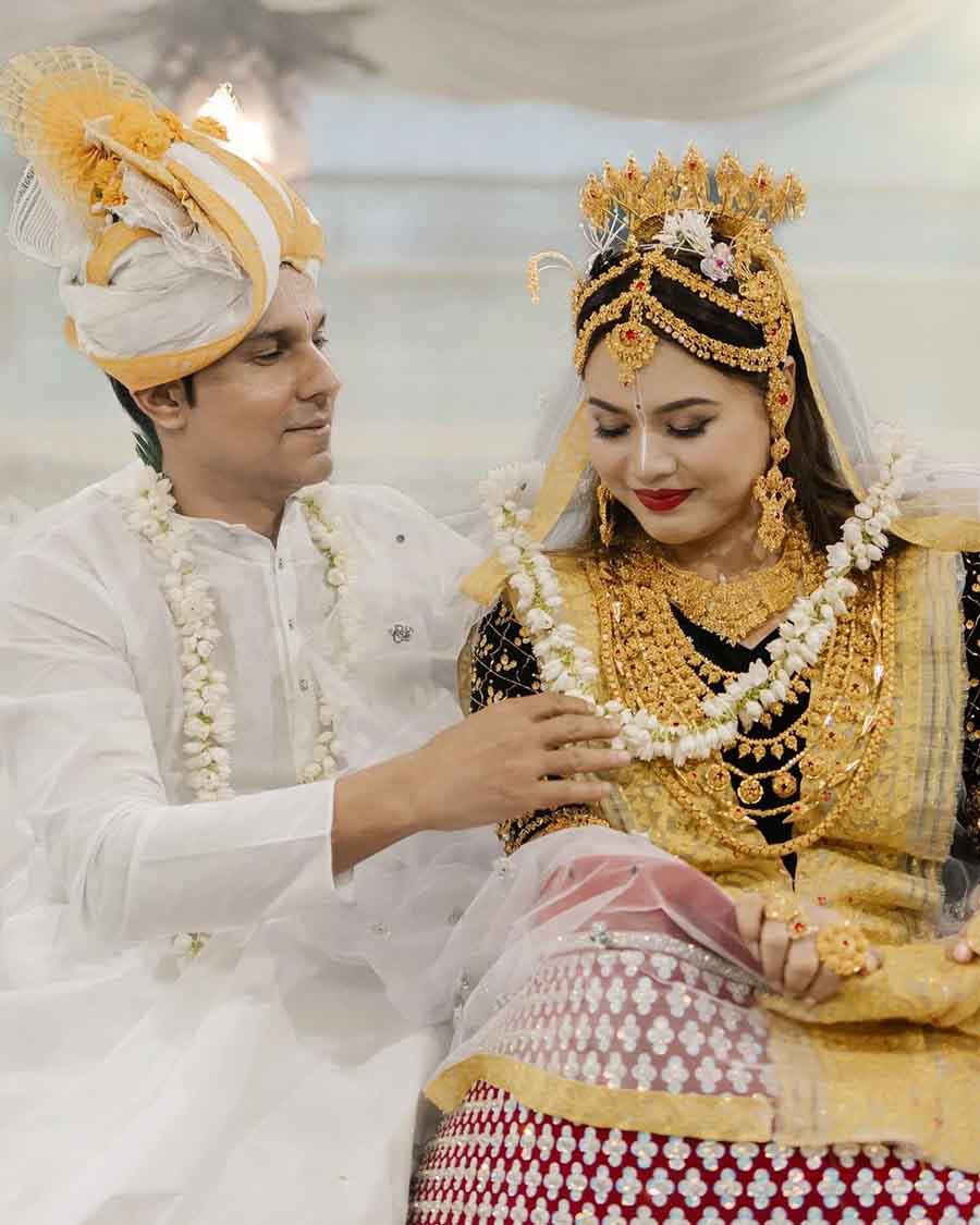 Actors Randeep Hooda and Lin Laishram tied the knot in a traditional Meitei wedding ceremony in Imphal on November 29. The Sarbjit actor dressed like a Manipuri groom in his white outfit, while Lin sported a traditional Meitei outfit for the wedding in Imphal. 
