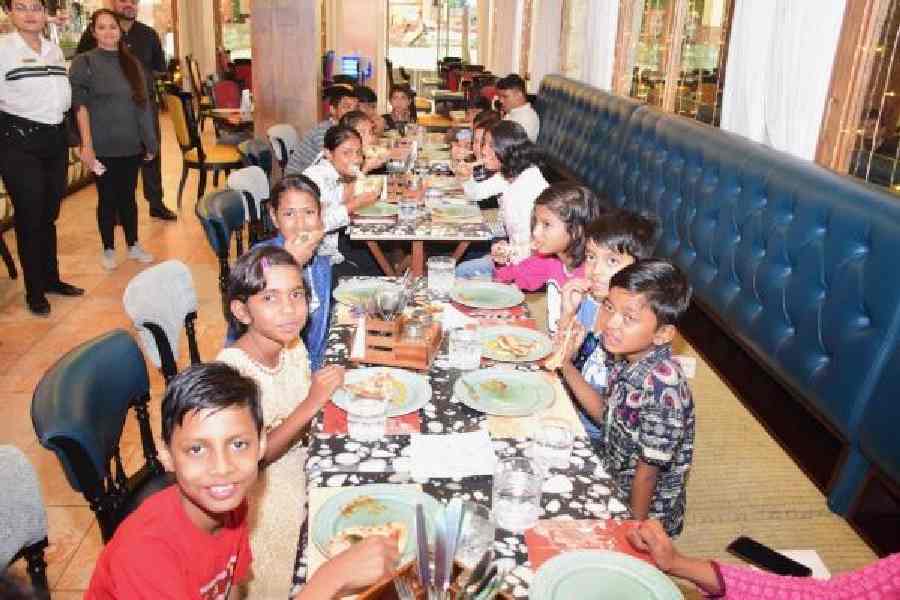 Veneto Bar & Kitchen (at South city mall) hosted a Christmas party for kids from New Light Kolkata (a charitable organisation that looks into the wellbeing of the children born in the red light area of Kalighat, Kolkata) in collaboration with Ushoshi Sengupta