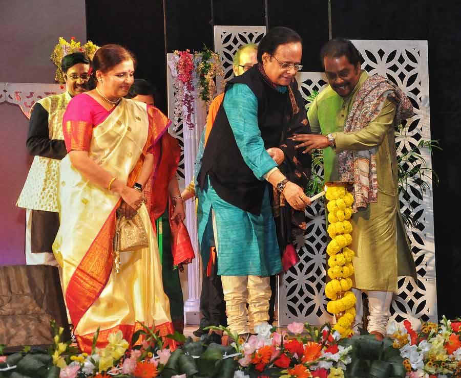 Vidhushi Kala Ramnath and other dignitaries lighting the inaugural lamp of the "Winter Sur Strings" event organised by Debasree Foundation in Kolkata on Saturday