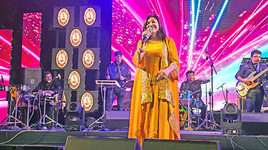 Alka Yagnik, accompanied by a host of musicians, made the evening lit with her hit tracks