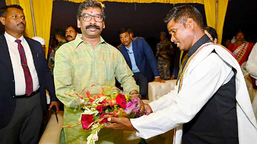 Hemant Soren welcomed by tribal priests at Seraikela-Kharsawan on Monday evening.