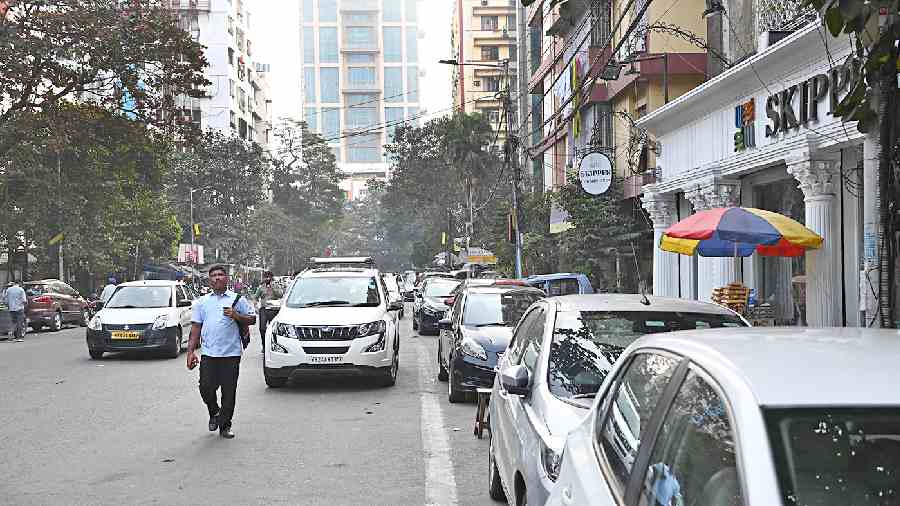 Cars parked on Russell Street (Anandilal Poddar Sarani) around 3.45pm on Monday. The parking app showed 109 vacant slots but Metro found hardly any vacant slot. 