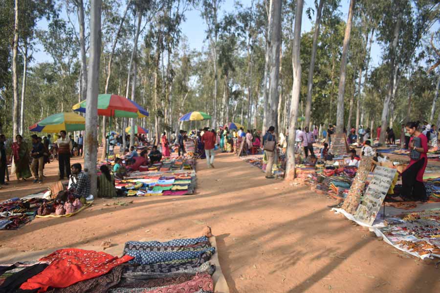 When in Santiniketan, missing out on Sonajhuri Haat is impossible. Those few hours of unabridged retail therapy are invigorating like no other. From artistic home decor items to saris, ‘dohar’ to jewellery, ‘pithe’ to ‘chop’ — you can shop to your heart’s content and with pocket-friendly budget
