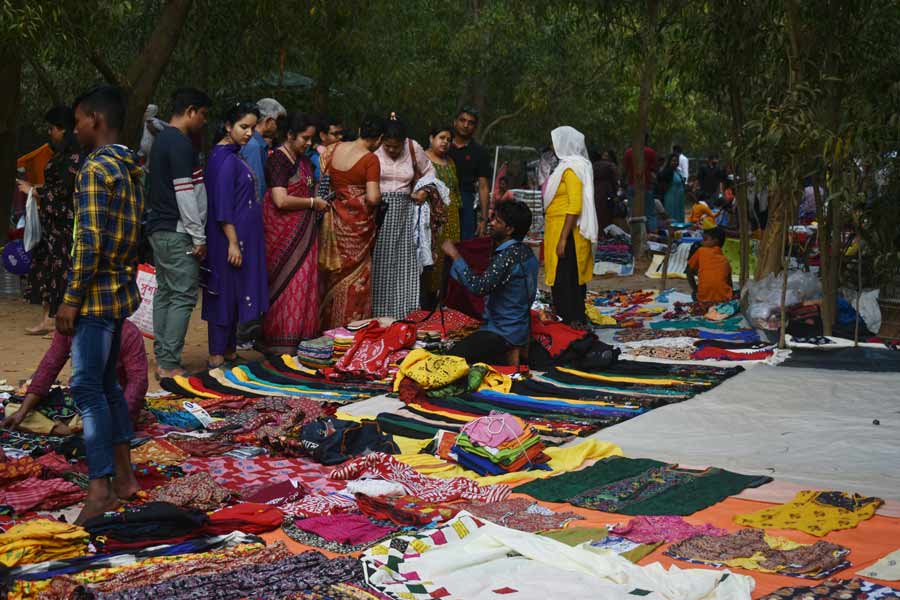 Enjoy the rustling of leaves and the breeze, soak in the hustle and bustle of the marketplace — those few hours at the Sonajhuri Haat can make your Santiniketan experience a wholesome one