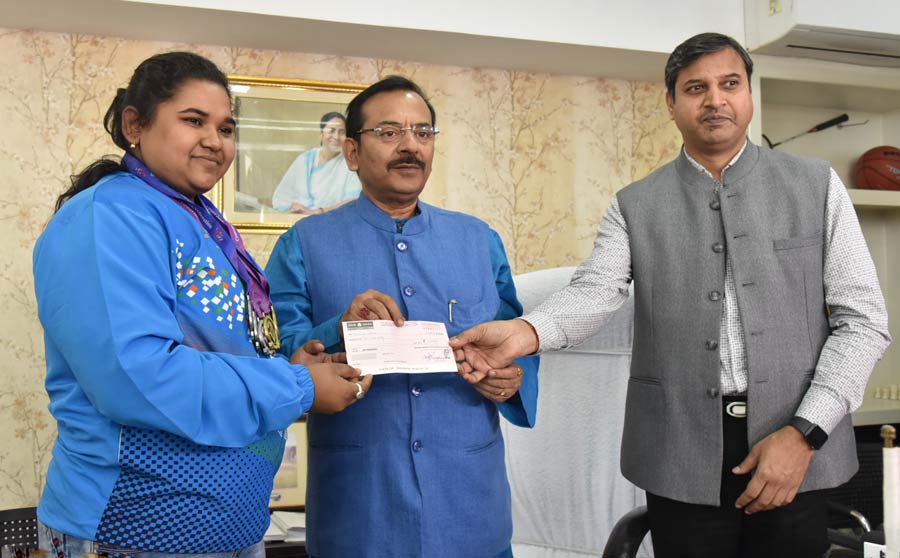 Twenty-year-old Moumita Ghosh from Kolkata won the gold medal in Equipped Powerlifting 84+ kg and a silver medal in Classic Powerlifting 84+ kg at Commonwealth Classic and Equipped Sub-Junior Open & Powerlifting & Benchpress Championship held at Auckland, New Zealand in 2022. On February 1, 2023, she received a financial grant of Rs 2 lakh from Aroop Biswas, minister of Youth Services and Sports. Sports secretary Rajesh Kumar Sinha was present on the occasion  